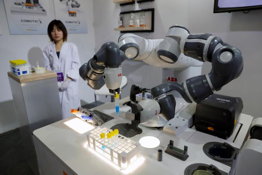 Un robot médico en exhibición durante la conferencia World Robot 2019 en Beijing, China, 20 de agosto de 2019. /EFE