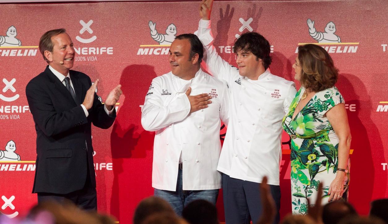 El director internacional de la Guía Michelin, Michael Ellis (i), junto a los cocineros Ángel León (c) y Jordi Cruz (2ºd), que obtuvieron su tercera estrella Michelin durante la gala Michelin para España y Portugal celebrada en el hotel Abama de Tenerife.