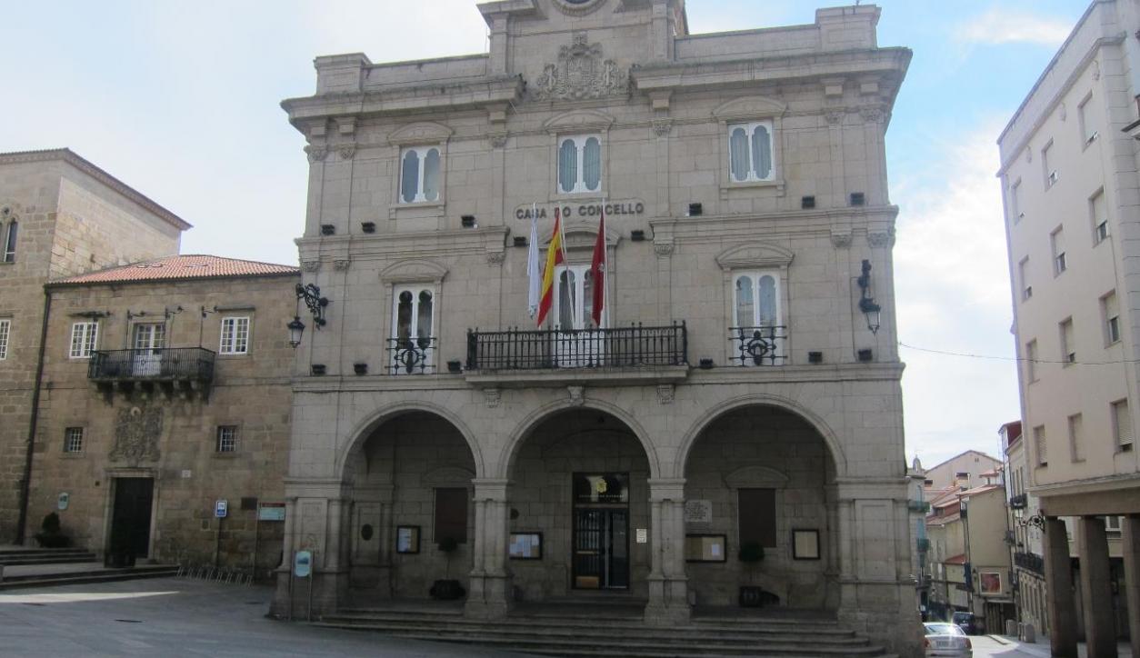 El alcalde de Orense deja la alcaldía provisionalmente en manos de Marga Martín, a la espera de decidir su sucesor
