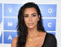 Roban a Kim Kardashian en París joyas por varios millones de dólares (policía)