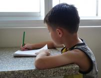 Fotografía de un niño chino haciendo deberes.