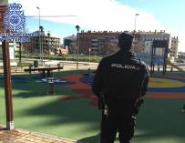 Un policía en un parque de Logroño