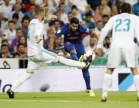 Luis Suárez y Sergio Ramos en el Clásico entre Real Madrid y Barcelona