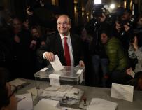 El candidato del PSC, Miquel Iceta, deposita su voto