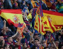 La afición del Barcelona pitó el himno de España mientras la del Sevilla lo coreó