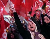 El 'Sí' gana en Turquía por la mínima y las grandes ciudades dicen 'no'. AFP