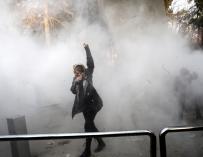 Estudiantes iraníes durante una protesta cerca de la Universidad de Teherán el 30 de diciembre pasado (EFE/STR)