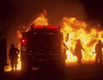 Bomberos luchan contra las llamas en California