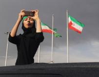 Una mujer toma una imagen en Teherán/AFP