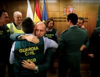 Agentes de la Guardia Civil se abrazan al término de la comparecencia del jefe de la UCO