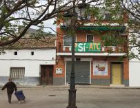En Villar de Cañas varias viviendas lucen carteles a favor de la construcción del almacén nuclear.