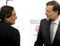 El presidente del Gobierno, Mariano Rajoy, con el presidente de CEOE, Juan Rosell.