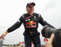 l español Carlos Sainz (Peugeot) celebra luego de ganar el Dakar 2018 hoy, sábado 20 de enero de 2018, al terminar el rally con más de 43 minutos de ventaja sobre el catarí Nasser Al-Attiyah (Toyota)  EFE/David Fernández