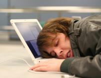 Fotografía de un hombre durmiendo en el trabajo.