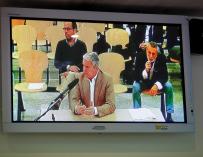 Vista desde un monitor de la sala de prensa de la Audiencia Nacional de la declaración de Pablo Crespo