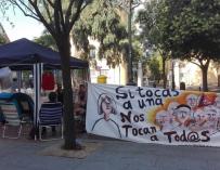 Una pareja acampada frente a la Junta de Carabanchel (Madrid) tras ser desahuciada pierde el bebé que esperaba
