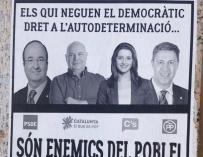 Carteles contra políticos catalanes.