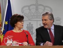 La vicepresidenta del Gobierno, Soraya Sáenz de Santamaría, y el portavoz del Ejecutivo, Íñigo Méndez de Vigo, durante la rueda de prensa