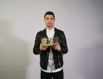 Cristiano recibe un premio al mejor jugador del año en China