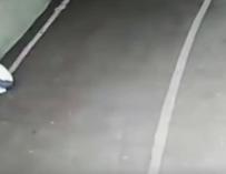 Graban a una mujer abandonando  a su bebé en un garaje de china