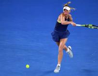 Caroline Wozniacki  en acción durante la final contra Simona Halep en Melbourne (EFE / EPA / JULIAN SMITH)