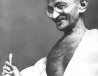 Un pintor pakistaní pinta con su sangre un cuadro de Gandhi