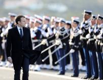 Emmanuel Macron pasa revista a la guardia de honor