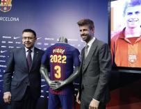 Fotografía de Piqué junto a Bartomeu en el acto de renovación del futbolista.