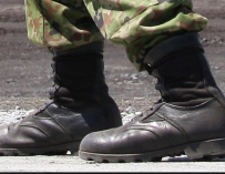 Fotografía de las botas de un soldado.
