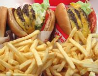 Fotografía de las hamburguesas y las patatas de In-N-Out.