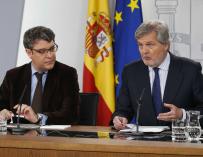 Los ministros Íñigo Méndez de Vigo y Álvaro Nadal durante la rueda de prensa