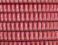 Imagen de latas de Coca-Cola.