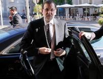 Rajoy bajando de un coche oficial