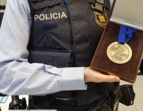 Detenido un octogenario por robar una medalla a una deportista olímpica