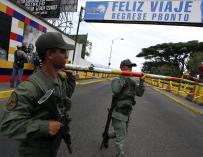 Soldados venezolanos vigilan la frontera con Colombia