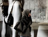 Una mujer se protege del frío en Pamplona. EFE/Jesús Diges