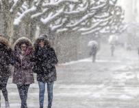 Varias personas caminan entre la nieve en Burgos. Foto: EFE