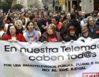 Trabajadores protestan por el ERE en Telemadrid.