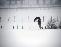 Un hombre camina entre la nieve cerca de la localidad cántabra de Reinosa