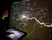 Una joven mira datos en vivo de Instagram, Twitter y el trasporte de Lodres en la exposición Big Bang Data en Somerset House. Getty Images