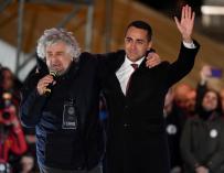 El fundador del partido Movimiento 5 Estrellas (M5S), Beppe Grillo (i), y el candidato del partido a las elecciones generales nacionales Luigi Di Maio