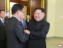 El líder de Corea del Norte, Kim Jong-un, saluda a miembros de la delegación surcoreana.