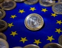Eurobonos, déficit, austeridad... del choque Merkel- Macron depende la UE