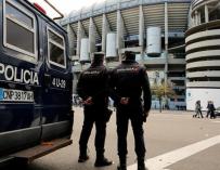 La Policía Nacional vigila el Santiago Bernabéu durante otro encuentro
