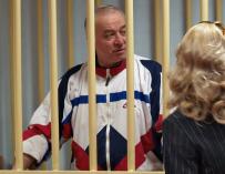 Fotografía de archivo fechada el 9 de agosto de 2006 que muestra al exespía ruso Sergei Skripal, durante una audiencia en el tribunal militar de Moscú (EFE/ Yury Senatorov)