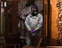 Un forense busca evidencias de ataque a Skripal en el pub The Mill en Salisbury, el 14 de marzo de 2017 (EFE/EPA/F.A)