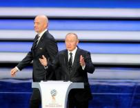 El presidente de la FIFA Gianni Infantino (izda) y el presidente ruso Vladimir Putin, participan en el sorteo del Mundial de Rusia 2018