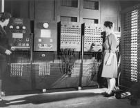 Betty Jennings y Frances Bilas unas de las pioneras de la informática, con el ordenador EVIAC / US Army Photo
