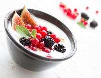 Desayuno yogur y frutas