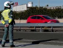 Una agente de la Guardia Civil de Tráfico regula la fluidez en los desplazamientos de los automovilistas. EFE